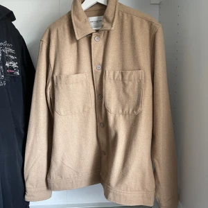 Theseglorydays overshirt  - Theseglorydays skjorta. Köpt 2020, men använts sällan. Nypris 899. Super bra skick.