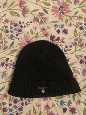Gant mössa - Säljer nu en svart gant mössa! Den är jätteskön och bekväm att ha på vintern! I princip oanvänd och i nyskick. Hör av dig vid frågor eller intresse💕