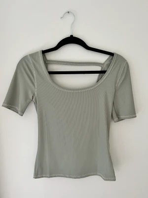 Topp med öppen rygg - Aldrig använd