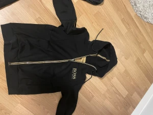 Hugo boss zip hoodie  - Säljer min Hugo boss zip hoodie pågrund av att jag inte använder den längre. Använd men bra skick köpte för ca 1700kr