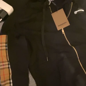 Burrbur kofta - En helt ny burburry kofta liten på mig därför säljer jag den.