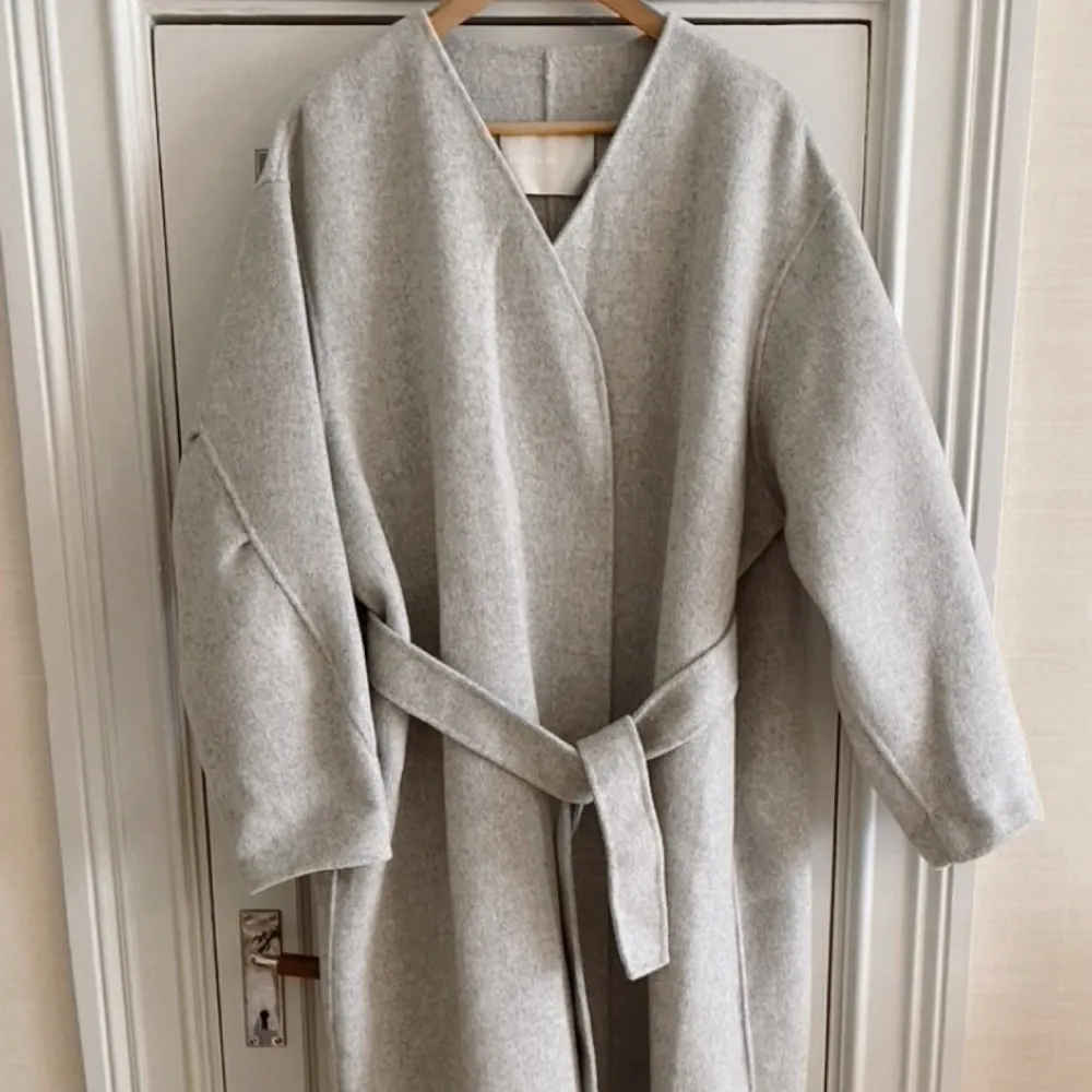 Oldmoney style coat which is wool 68% coat from Carin Wester. Great condition, Suitable for the season. The color is bit ecru, gray-ish beige.   Original price : 2999kr  Length : 120cm Size 38 but can fit 38-42 since it's oversize. Open for an offer.. Jackor.