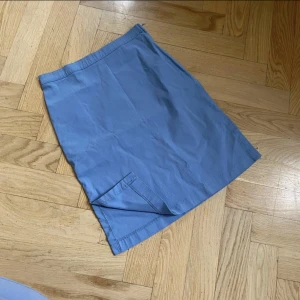 kjol - ljusblå halv mini kjol som är super fin 💕 tyvärr gillar jag inte hur den sitter på mig men annars jätte fin och bra kvalité, knappt använd. Vintage, köpt i italien i en secondhand, stretchig 💕