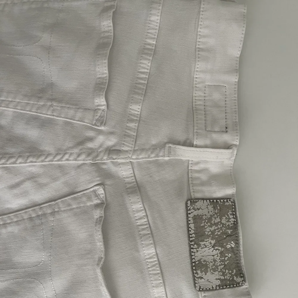Storlek 28/32”  Använda en gång, lappen på baksidan är ganska sliten men annars i fint skick . Jeans & Byxor.