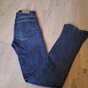 Mörkblåa Gina tricot byxor - Ett par underbara high waist Gina tricot byxor som inte används längre i storlek 34. Ingen använder dem länge så de behöver ett nytt hem.