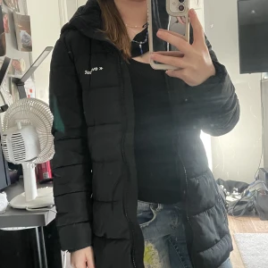 Jacka - Supermysig jacka från Everest. Den är varm och skön och även lite längre vilket passar bra för lite mer frusna personer.  Kom gärna med prisförslag💕