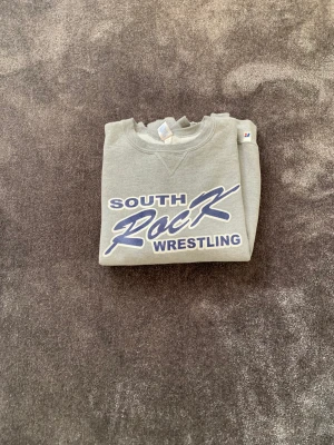 Russel Athletics South Rack Wrestling Tröja - L bekväm o snygg Sweat. Ärmarna är avklippta vid mudden, vilket ger en unik form. 