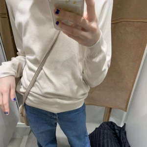 En beige tröja💙 - En fin beige tröja med krage, det står att den har storlek L med den passar för folk som har xs/s💛Har ett litet hål men det är inget som syns💙