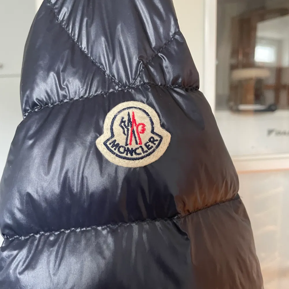 Moncler Acorus  Condition 9/10 använd fåtal gånger  Storlek 5/L. Jackor.