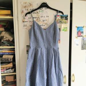 Gullig vitblå rutig klänning, köpt secondhand 💙 lite Alice i Underlandet tycker jag. Storlek S