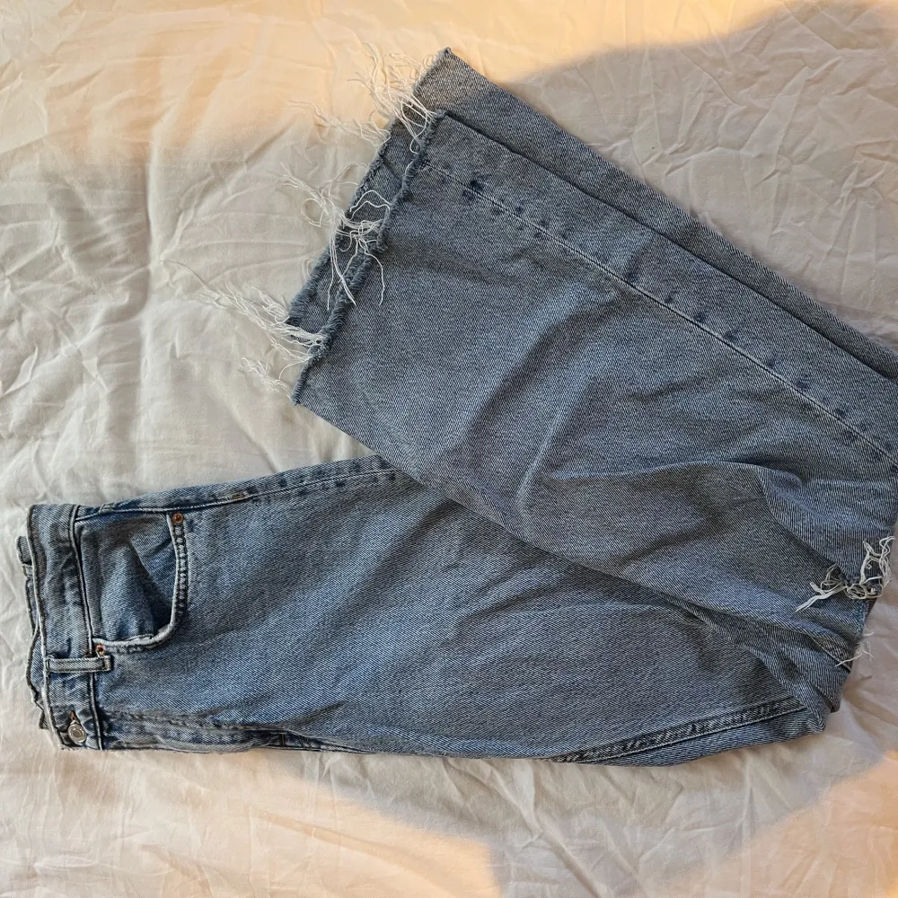 Snygga zara full length jeans med hål vid knäna. Jensen är använda men i bra skick❤️priset kan diskuteras!. Farkut & Housut.