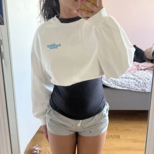 Hoodie - En jätte fin kort hoodie som är i nyskick ❤️ flera bilder finns på🥰från hm