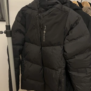 sail racing jacka - Säljer min sail racing jacka nu den är i fint skick. nypris 5500kr väldigt skön att ha till vintern! pris kan diskuteras.