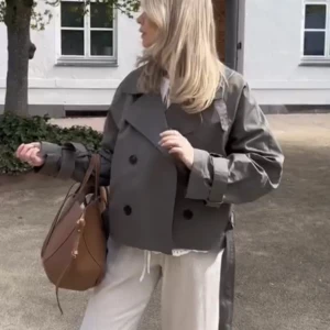 Alma trenchcoat - Säljer min gröna Alma trenchcoat från BYICC (slutsåld). Använd en gång och har inga tecken på användning😊originalpris 700