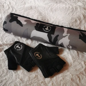 Gym - Handskar för att skydda händerna när man gymmar eller liknande. Använt endast 5 ggr! ☺️ Pad ej kvar! 