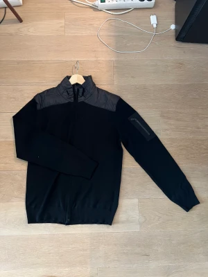 Snoot Cardigan - Riktigt snygg cardigan från snoot. Jättefint skick. 100% merino  Ord. 2000kr 