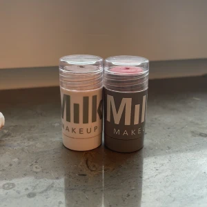 Milk stick  - Säljer mina milk sticks. På bronzern är det färgen besked och på blushen är det färgen dash! Säljer de för 90kr styck och 150kr tillsammans, blushen är knappt använd pga att det ej var min färg, bronzern är lite mer använd men det är mycket kvar!!💗😊