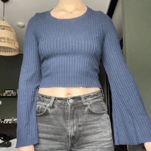Blåa topp från monki - Blå cropped top från monki. Vida armar och skönt tyg! Aldrig använd men har tyvärr klippt bort prislappen.
