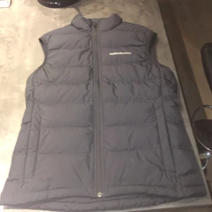 Peak performance väst - Tjena säljer denna väst för att den är för liten den är inte andvänd så mycket så bra skick. Kom privat vid frågor om västen. Västen passar bra på 155-165