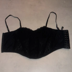 korsett top  - En korsettliknande top från Hm divided, storlek xs. Lite see through vid magen men padsen är heltäckta. kan knäppas på två sätt, innerst och ytterst, förlångbara axelband. Funkar till i stort sett alla plagg, både till vardags och lite finare tillfällen!