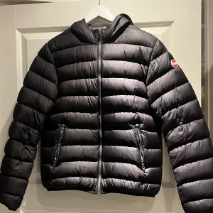 Colmar jacka - Säljer min super fina colmarjacka eftersom den ej kommer till användning då den blivit för liten för mig. Passar verkligen till allt och håller värmen super bra. 