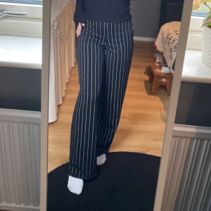 Wida byxor  - Säljer dessa jätte fina och bekväma byxorna från Gina Tricot då dem inte direkt kommer till användning, Storlek är i XS men skulle nog passa en S/M också. Är ca 158 och dem är lite långa på mig