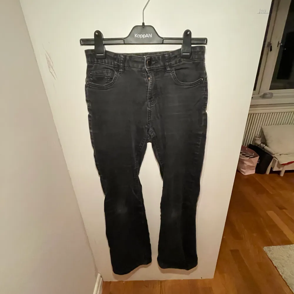 Säljer mina boot cut lågmidjade jeans och stretchiga som är lite urtvättade. Jeans & Byxor.