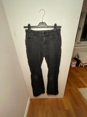 Boot cut jeans - Säljer mina boot cut lågmidjade jeans och stretchiga som är lite urtvättade