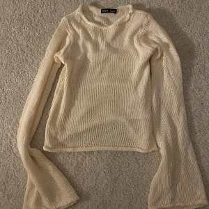 Stickad tröja! - Söt stickad tröja man kan ha över ett linne:) Den är mer gul aktig irl. 