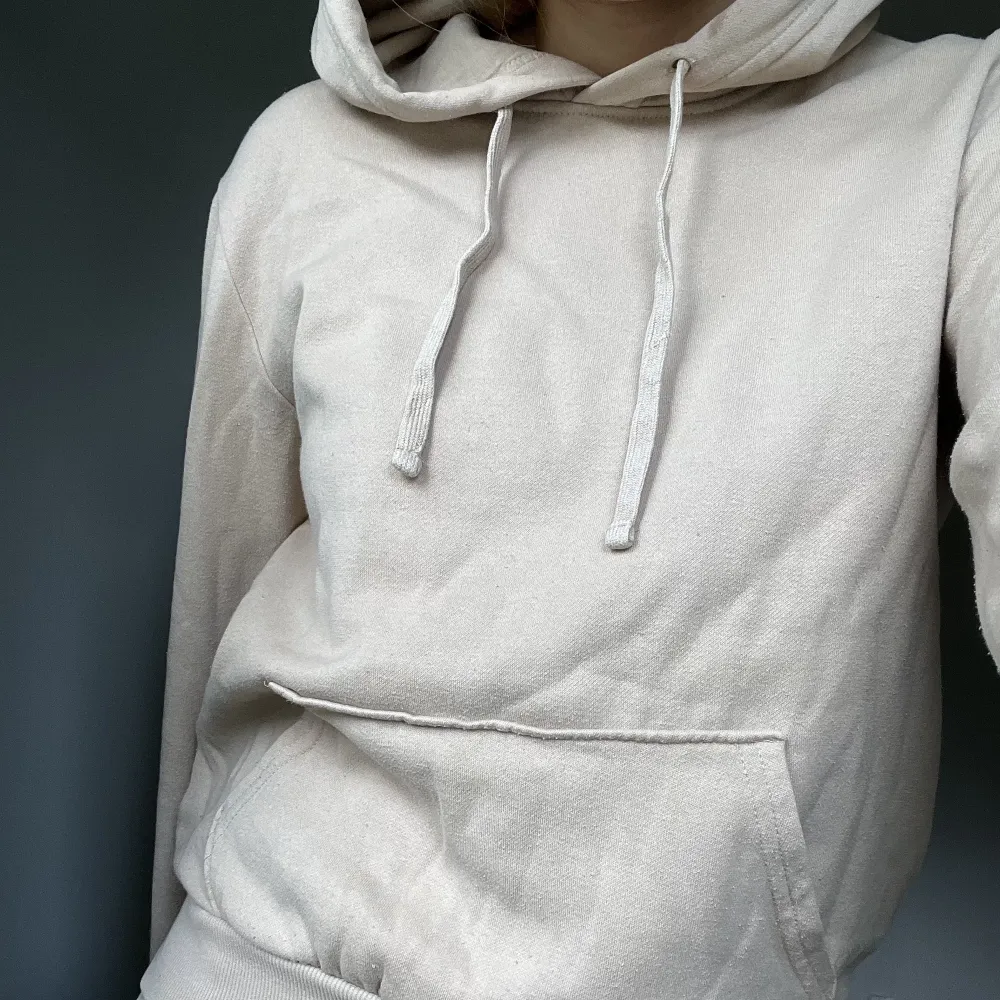 En hoodie i beige som tyvärr är för liten för mig, från h&m i storlek XS☺️. Hoodies.