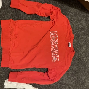 Moschino tröja - Bra skick 9/10 skriv om du har frågor Köparen står för frakt