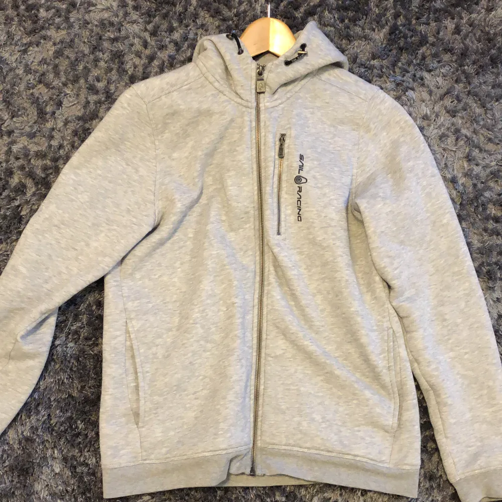 Snygg grå zip hoodie från sail racing skick 8/10 storlek 170 Säljer pga för liten. Hoodies.
