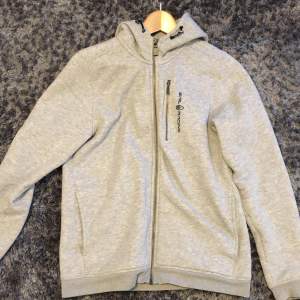 Snygg grå zip hoodie från sail racing skick 8/10 storlek 170 Säljer pga för liten