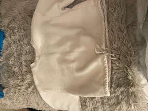 Tjock tröja  - En beige oversized tjock tröja från Gina tricot💕den är använd ett fåtal gånger! Super skönt material! Säljer då den är för liten för mig💕 