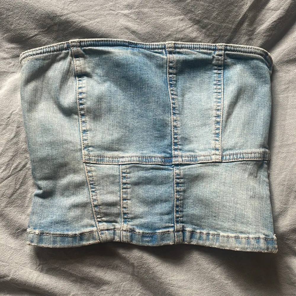 Säljer denna Jeans topp som har används ett få tal gånger🫶🏼. Toppar.