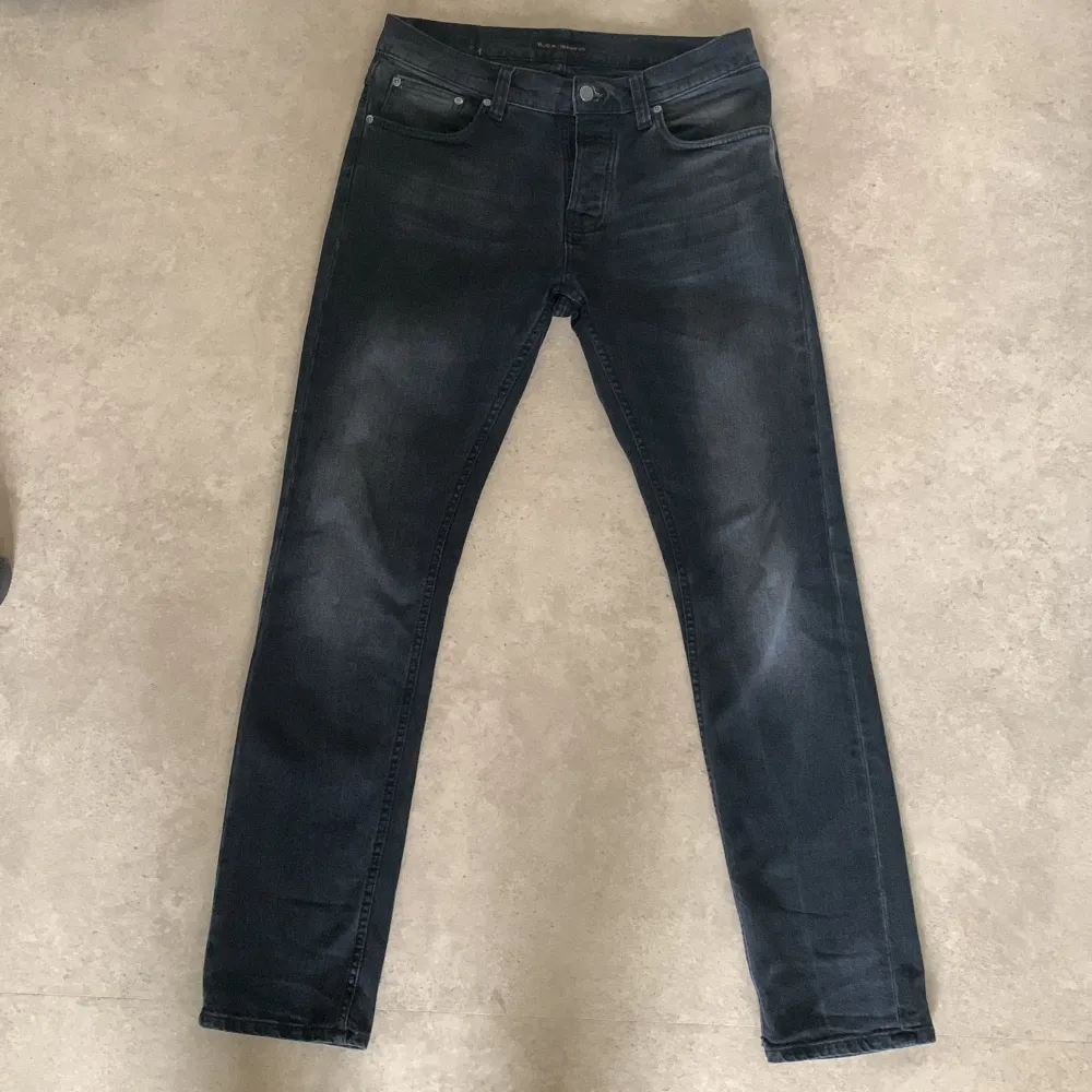 Nudie jeans i svart färg, mycket bra skick 7/10, fräscha och snygga. Nypris ca 1600. Strl W31 L32. Jeans & Byxor.