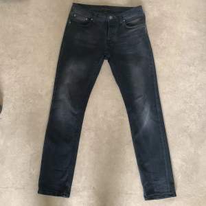 Nudie jeans i svart färg, mycket bra skick 7/10, fräscha och snygga. Nypris ca 1600. Strl W31 L32