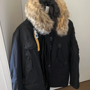 Parajumpers toppskick! - Säljer Parajumpers jacka för herr i storlek XL i toppskick. Använd sparsamt, jättefint skick. Kommer från djurfritt hem. Köpt på Nordstroms i Kanada 2018. Kvitto finns. Nypris runt 10 000kr. Det går att dela på jackan för att få en skaljacka