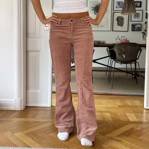 Low waist Manchester byxor  - Säljer denna super snygga låg midjade Manchester byxor 🥰🥰 Midjemått: 37 cm Innerbenslängd: 77 cm❤️