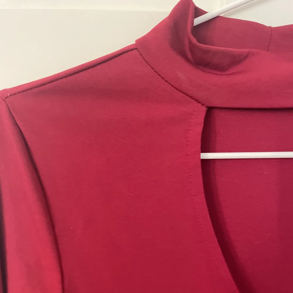 En jätte fin röd tröja från bik bok, flitigt använd men inga defekter!💕💕💕. Toppar.