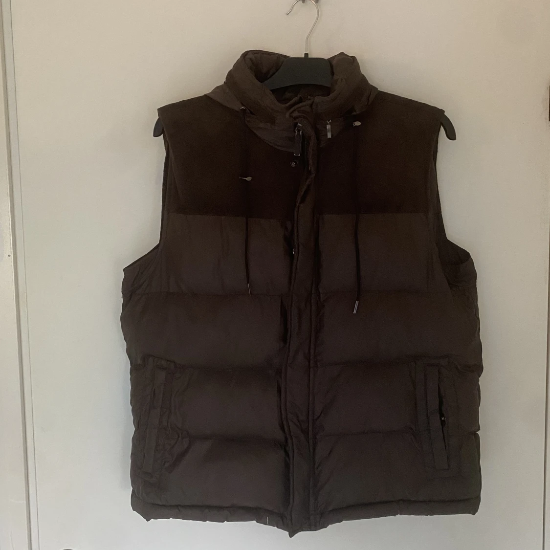 brun väst med luva