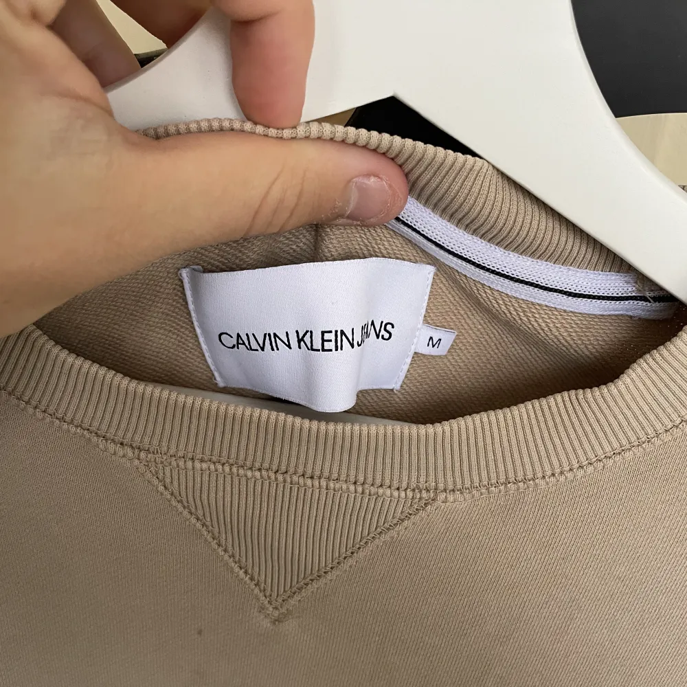 Hej! Säljer min Calvin Klein sweatshirt då jag inte passar i den längre. Knappt använd och bra skick. Pris kan diskuteras  Nypris: 1000kr. Tröjor & Koftor.