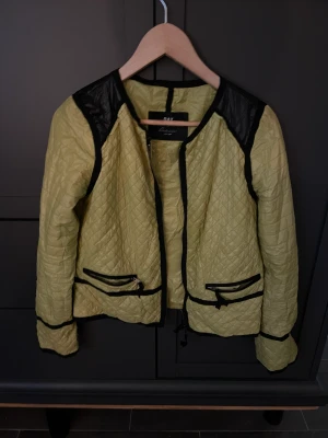 Super fin jacka från DAY, säljer för 350kr🩷 - Super fin tunn jacka från DAY med olika detaljer, storlek runt S, säljer för 350kr🩷