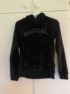 Hoodie - En svart hoodie från antingen newyorker eller h&m! Det står ”magical” och är en katt på luvan