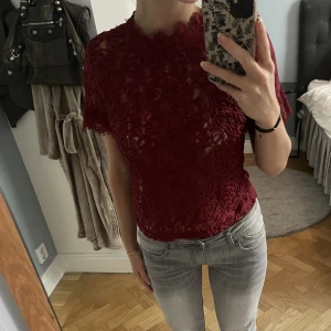 Spets topp  - Spets topp med dragkedja i ryggen