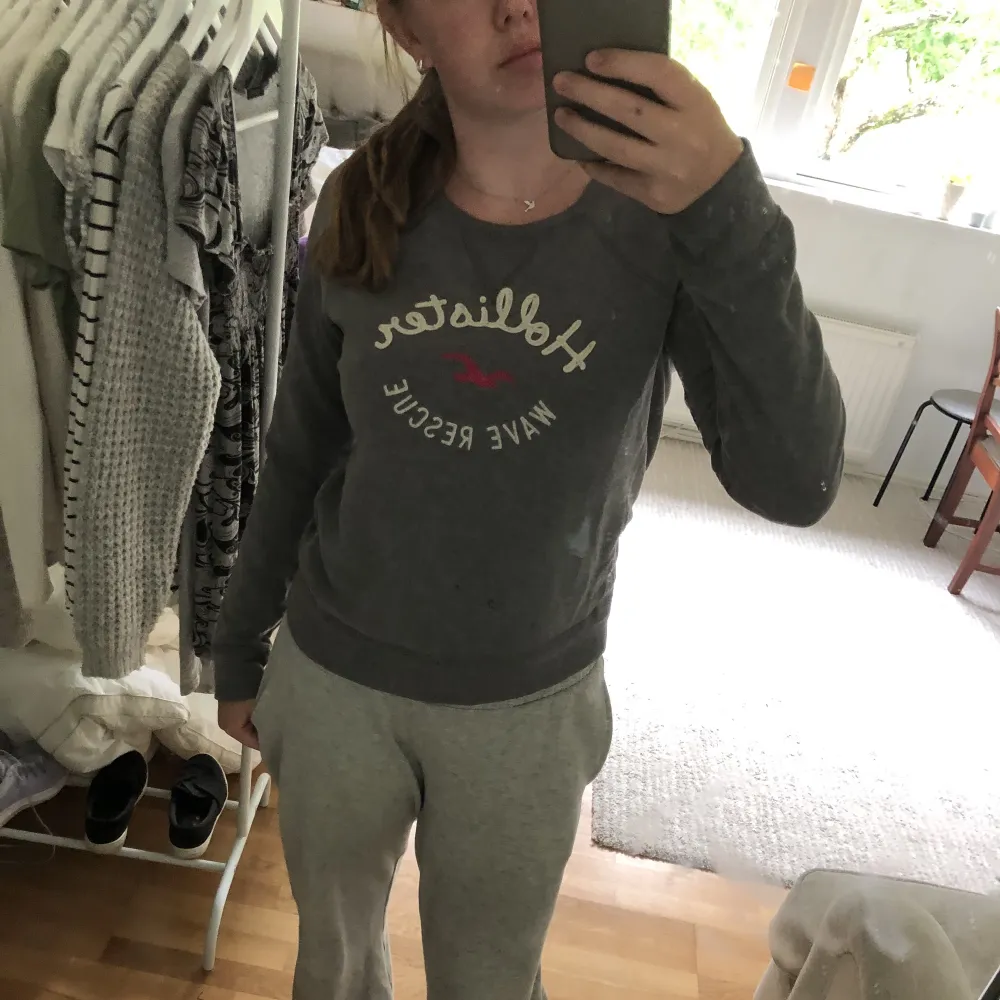 Säljer denna gråa hollister sweatshirten då jag inte använder den längre🩷🩷. Tröjor & Koftor.