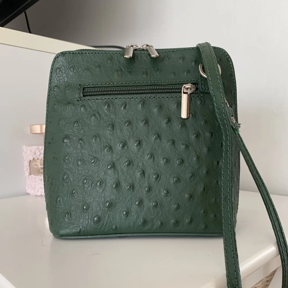 Grön väska från Vera Pelle, helt ny för bara 199kr💚. Accessoarer.