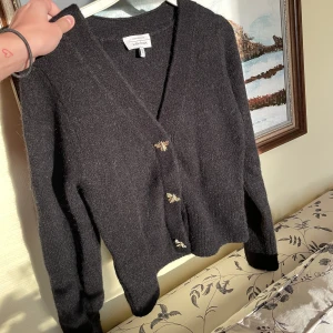 &other stories kofta - Klassisk kofta från &other stories med urgulliga guldknappar. Använd någon enstaka gång! Storlek XS. Normal fit