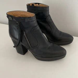 Acne pums - Säljer ett par acne pumps som har några år på nacken men fortfarande super snygga i storlek 38.