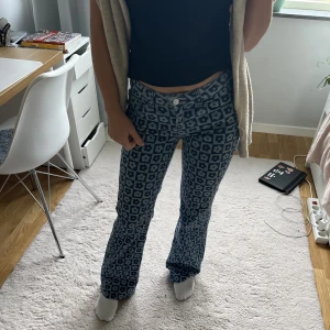 Lågmidjade jeans 💗 - Lågmidjade jeans med blommönster 💗 använt typ 3 ggr, skriv prisförslag till mig🫶